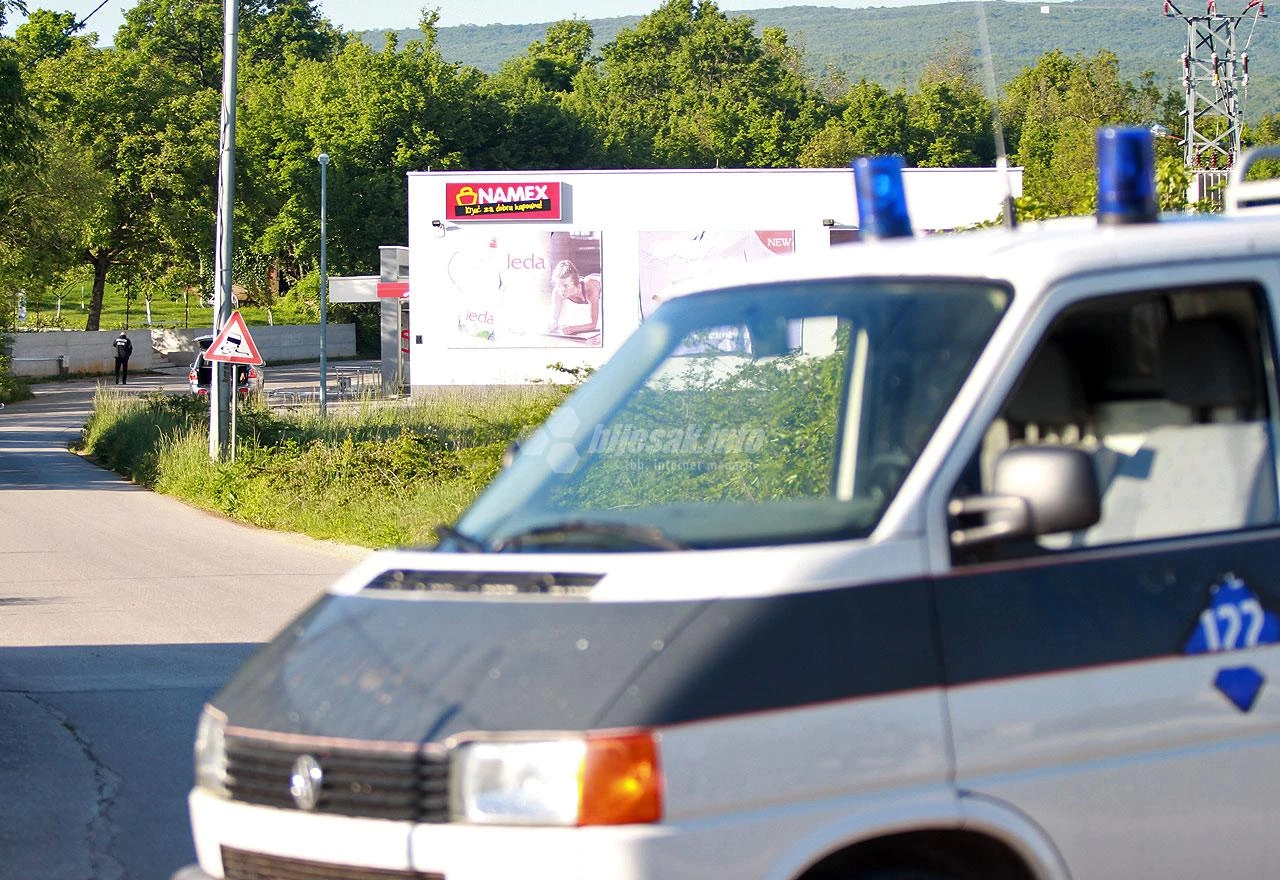 Široki Brijeg: Iščupali bankomat, vukli ga automobilom i ostavili nasred ceste