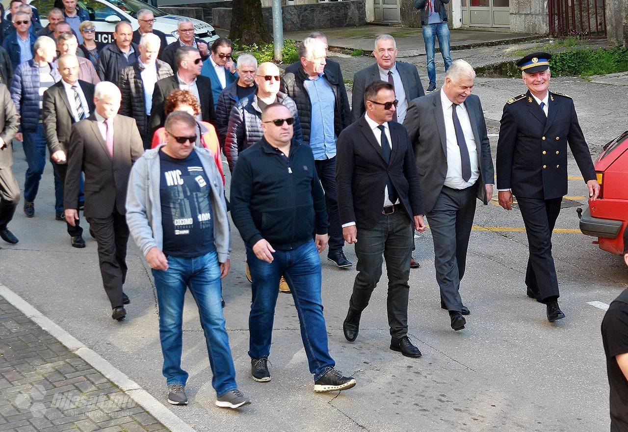 Mimohodom sa stjegovima ratnih postrojbi obilježen Dan hrvatskih branitelja Širokog Brijega