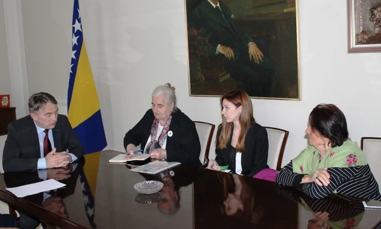 Komšić podržao manifestaciju 'Stop negiranju genocida i holokausta'