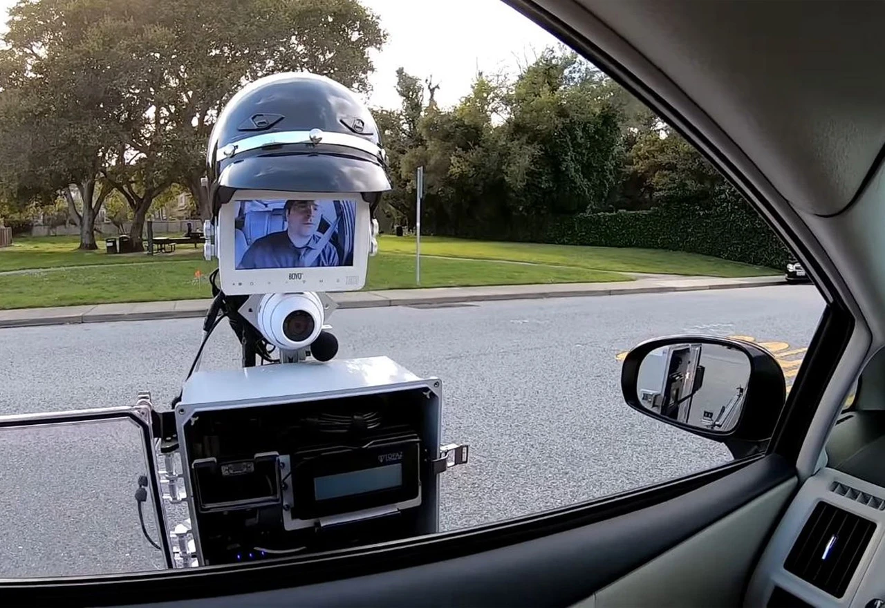 Pogledajte kako izgleda kad vas zaustavi "robocop"