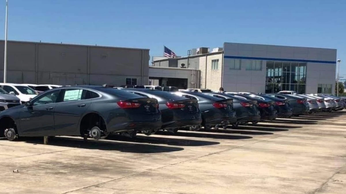 Nevjerojatno! Za 40 minuta ukrali kotače sa 31 automobila!