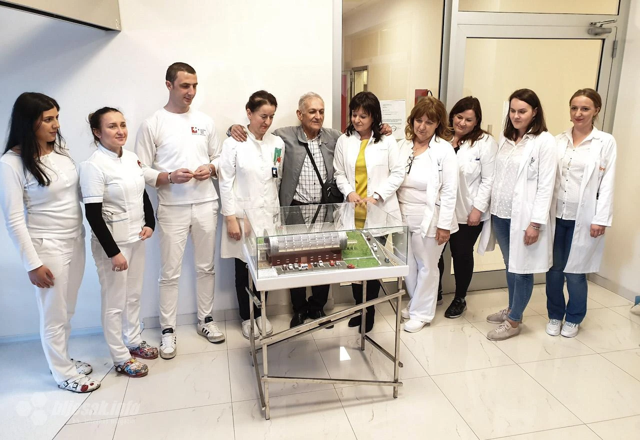 Bori se s rakom 11 godina - donirao maketu onkologije u znak zahvale osoblju