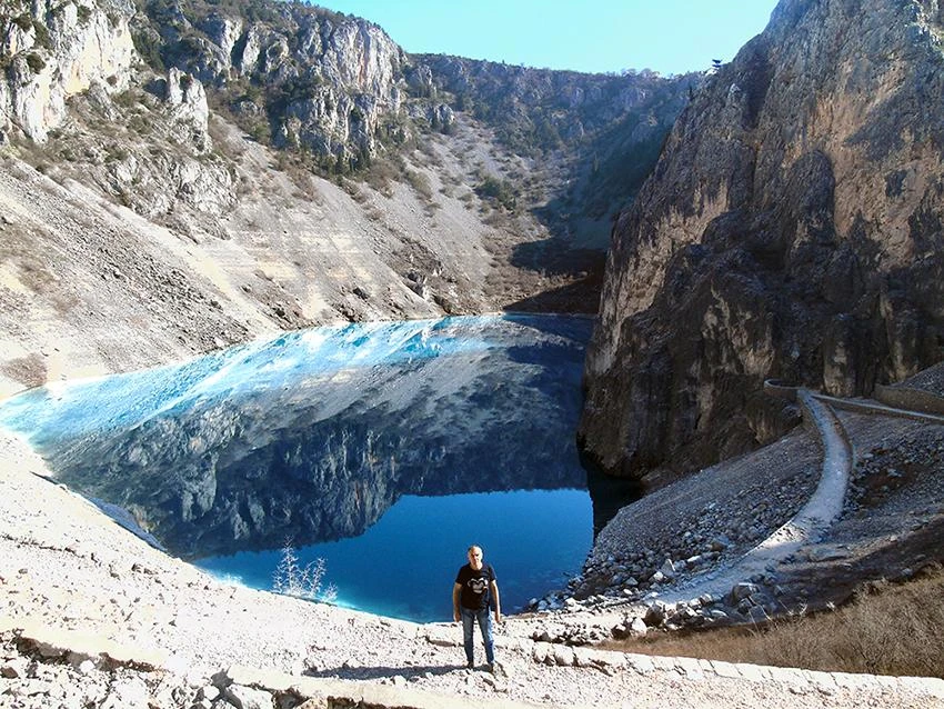Imotski: Šta se b’jeli u gori zelenoj, al’ je snijeg, al’ su labudovi?