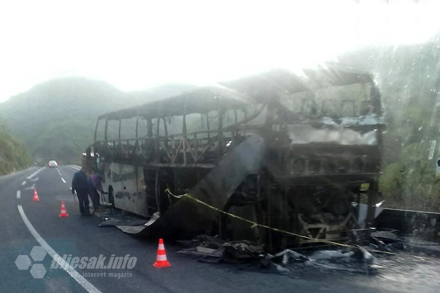 Zbog zapaljenog autobusa na području Konjica prometuje se jednom trakom