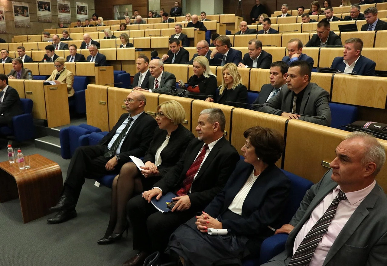 Zastupnicima Praznik rada traje već pet mjeseci: Stiže nova plaća, a nije bilo nijedne sjednice