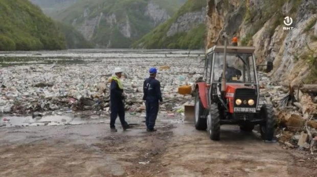 Nevjerojatne količine plutajućeg otpada na Drini