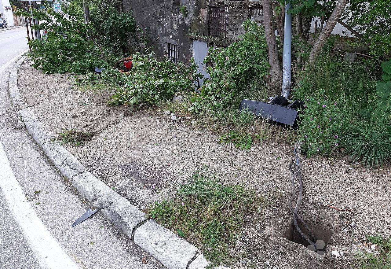 Mostar: Autom sletio s ceste, te udario u semafor, vozilo i zid kuće