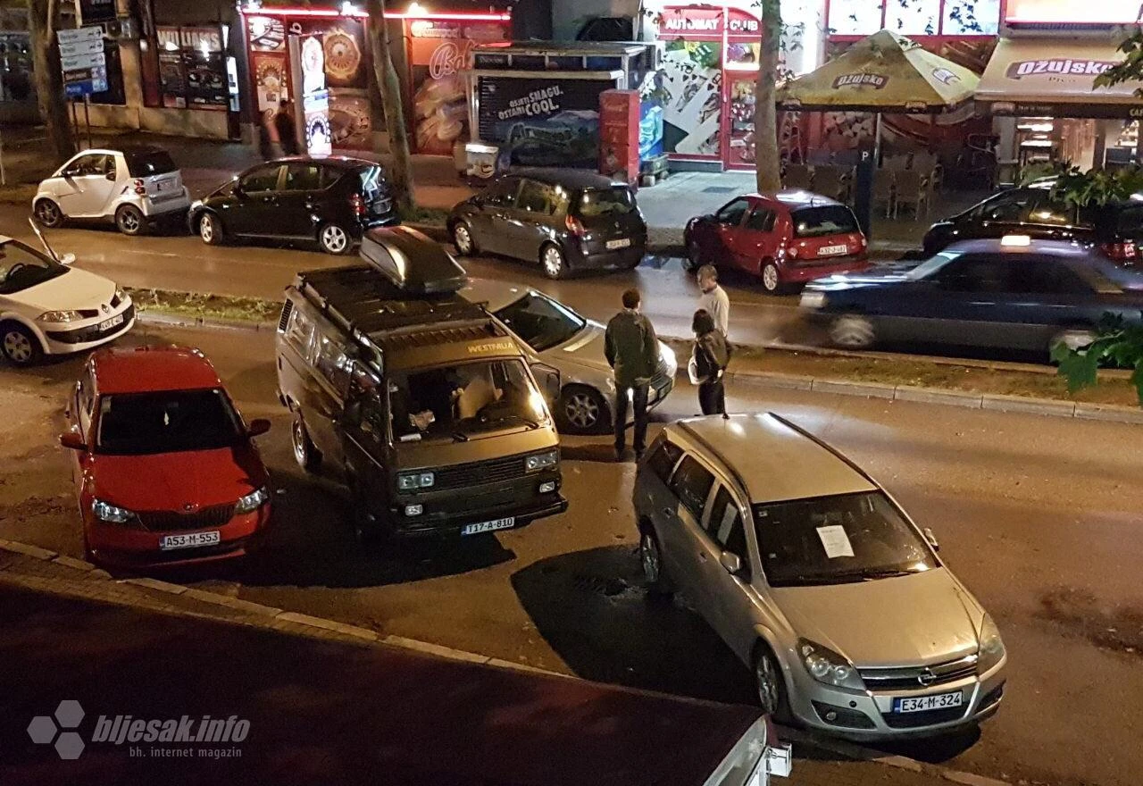 Još jedan: Sudarili se Mercedes i Volkswagen kombi