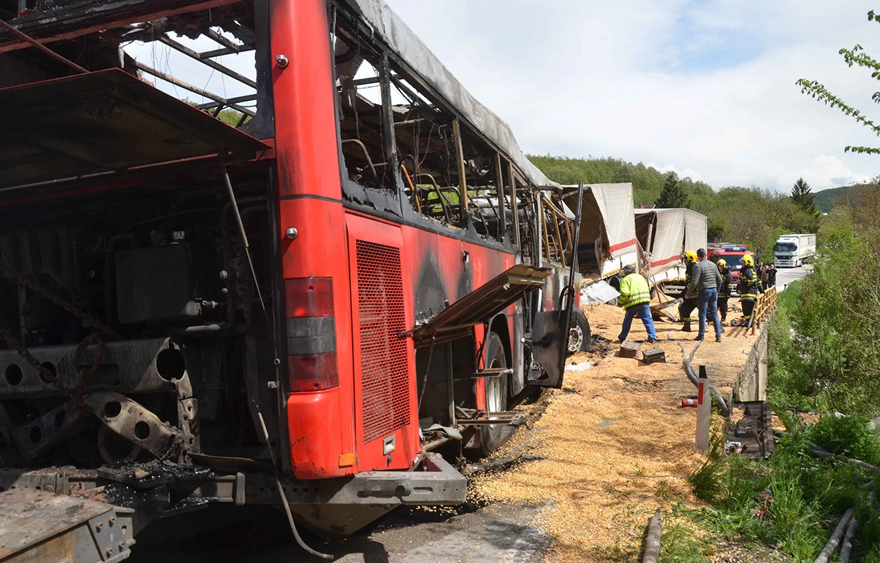 U direktnom sudaru autobusa i kamiona poginulo pet osoba