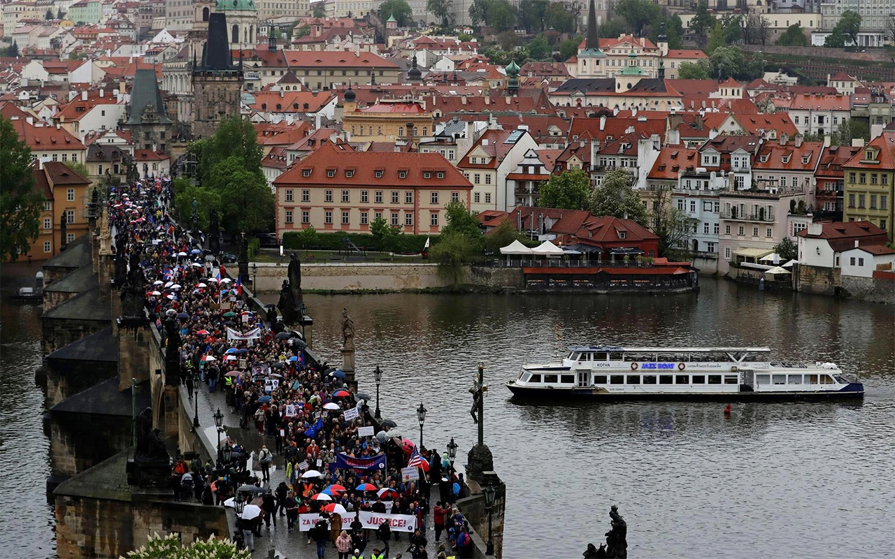 Tisuće Čeha na ulicama Praga