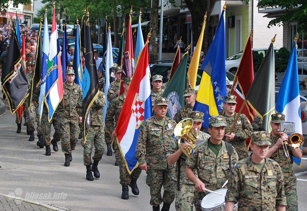 I ove godine mimohod sa stjegovima ratnih postrojbi u Širokom Brijegu