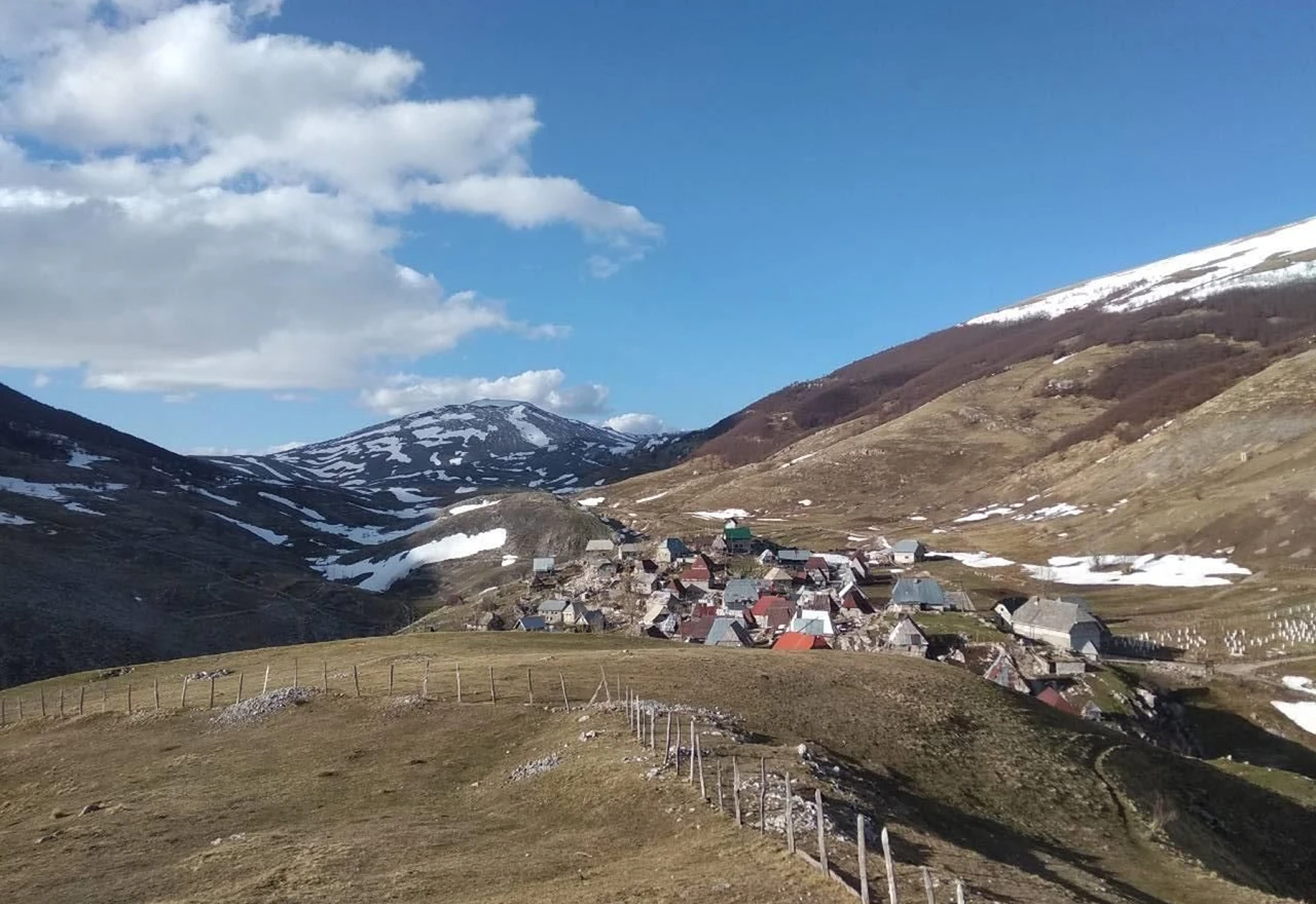 Spremni za sezonu: Mještani platili pročišćavanje puta do 'zaboravljenog sela'