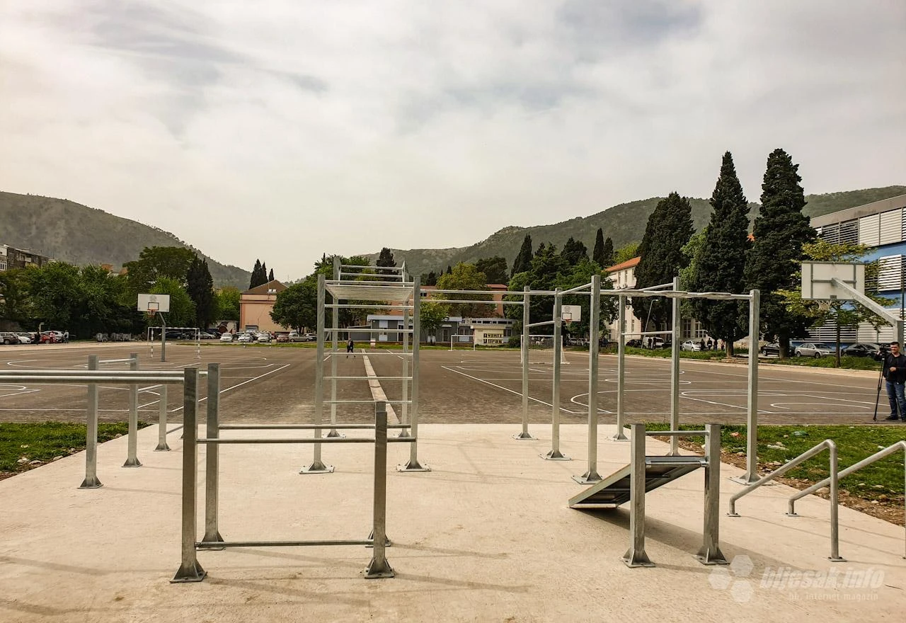 Student u središtu pozornosti, okoliš u drugom planu