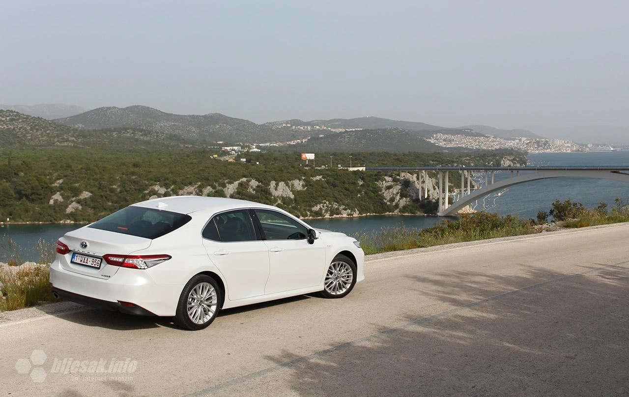 VOZILI SMO | Toyota predstavila povratnika – Camry udara na Passat i Superb!