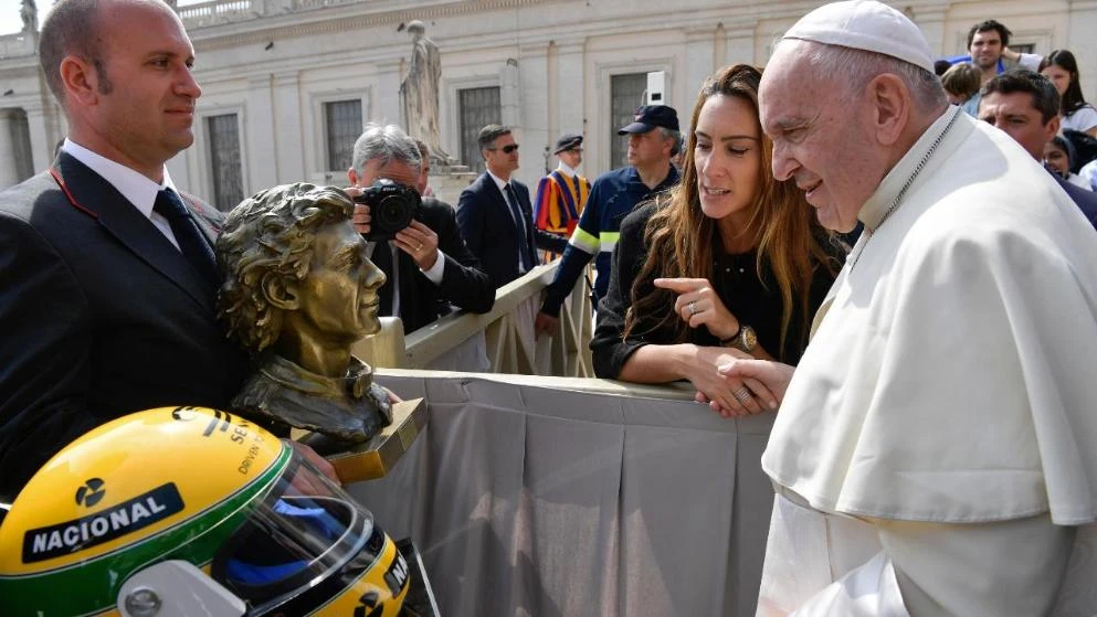 Papa Franjo dobio kacigu legendarnog Ayrtona Senne