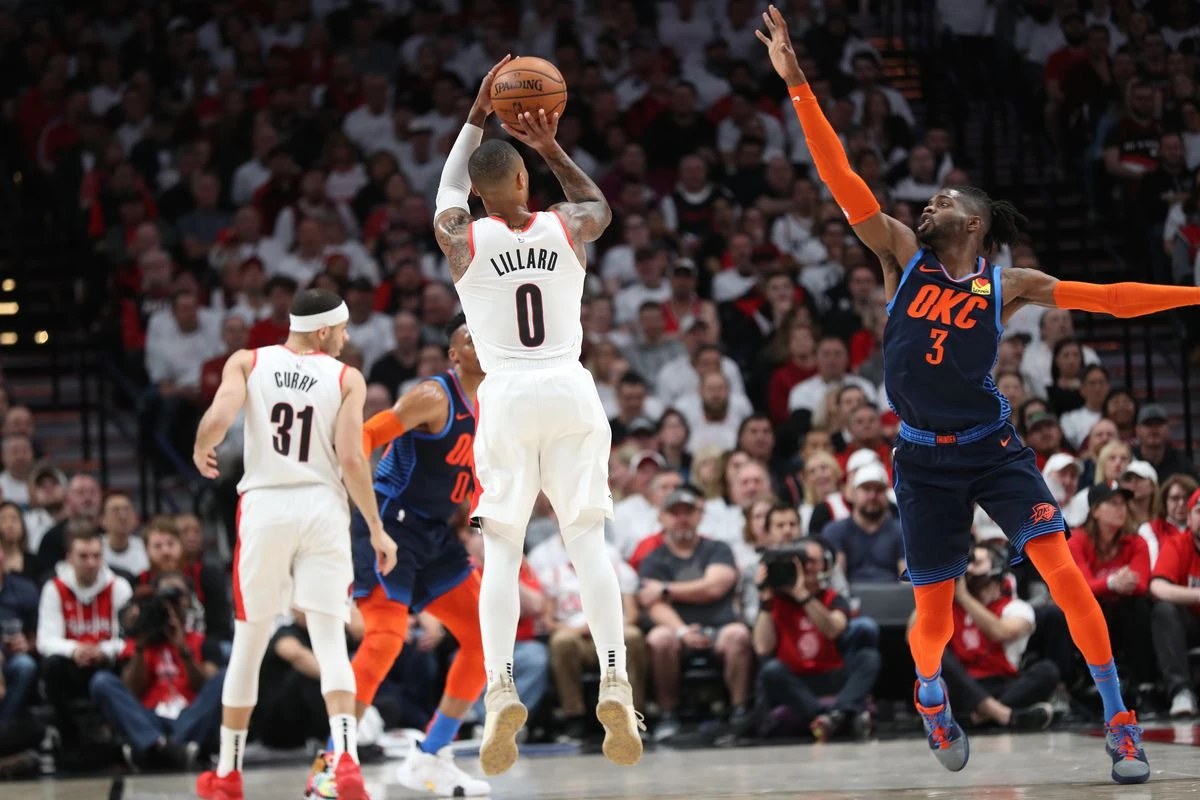 Lillard dalekometnom tricom sa zvukom sirene odveo Portland u drugi krug