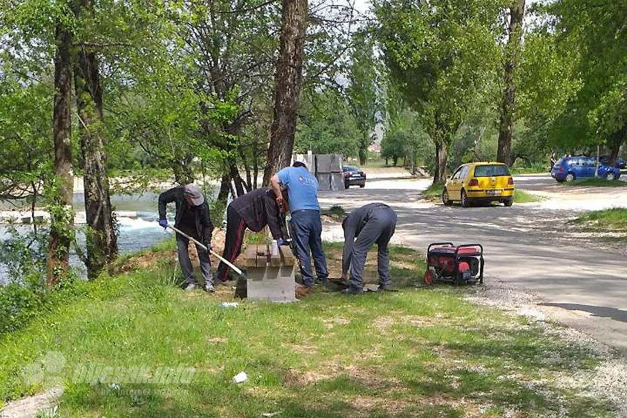 Na Bunici se postavljaju klupe