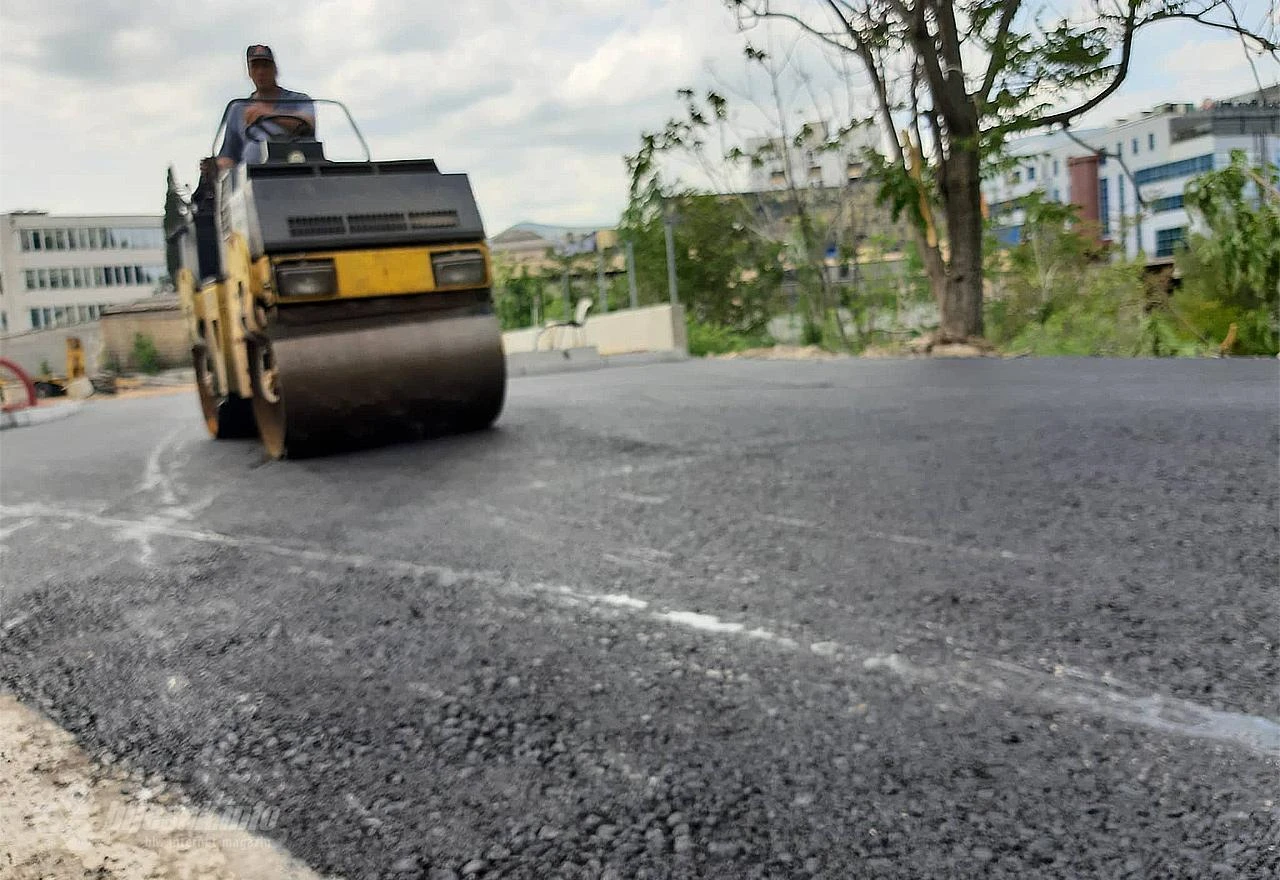 ''Pao asfalt'' na parking iza zgrade Federalne Vlade