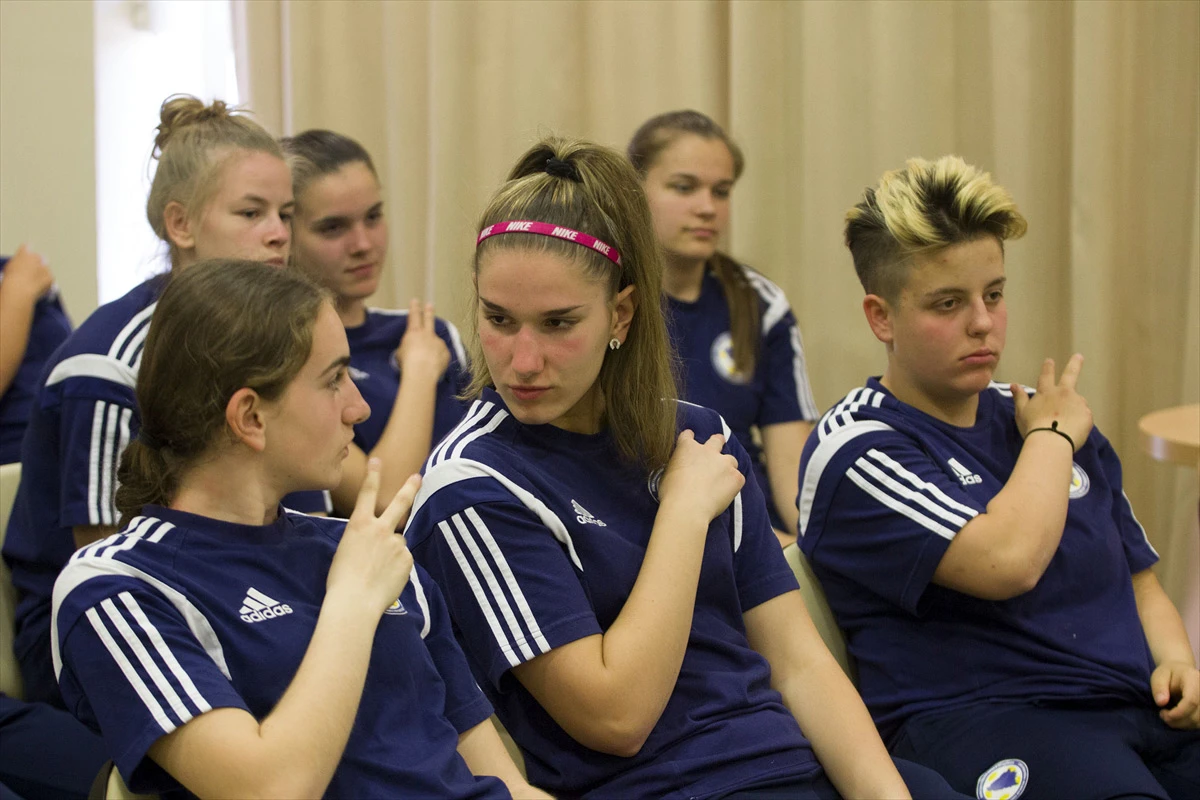 Nogometašice BiH uče znakovni jezik kako bi se bolje sporazumjele sa svojom kolegicom
