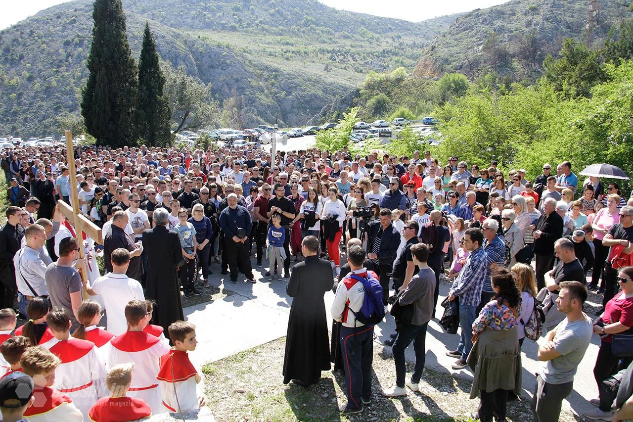 Vjernici pohodili Križni put na brdo Hum