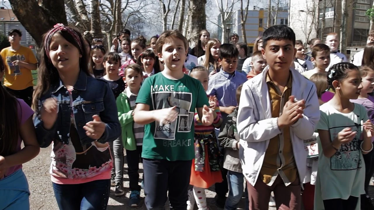 Djeca Bihaća s vršnjacima migrantima snimili video spot 'Djeca svijeta'