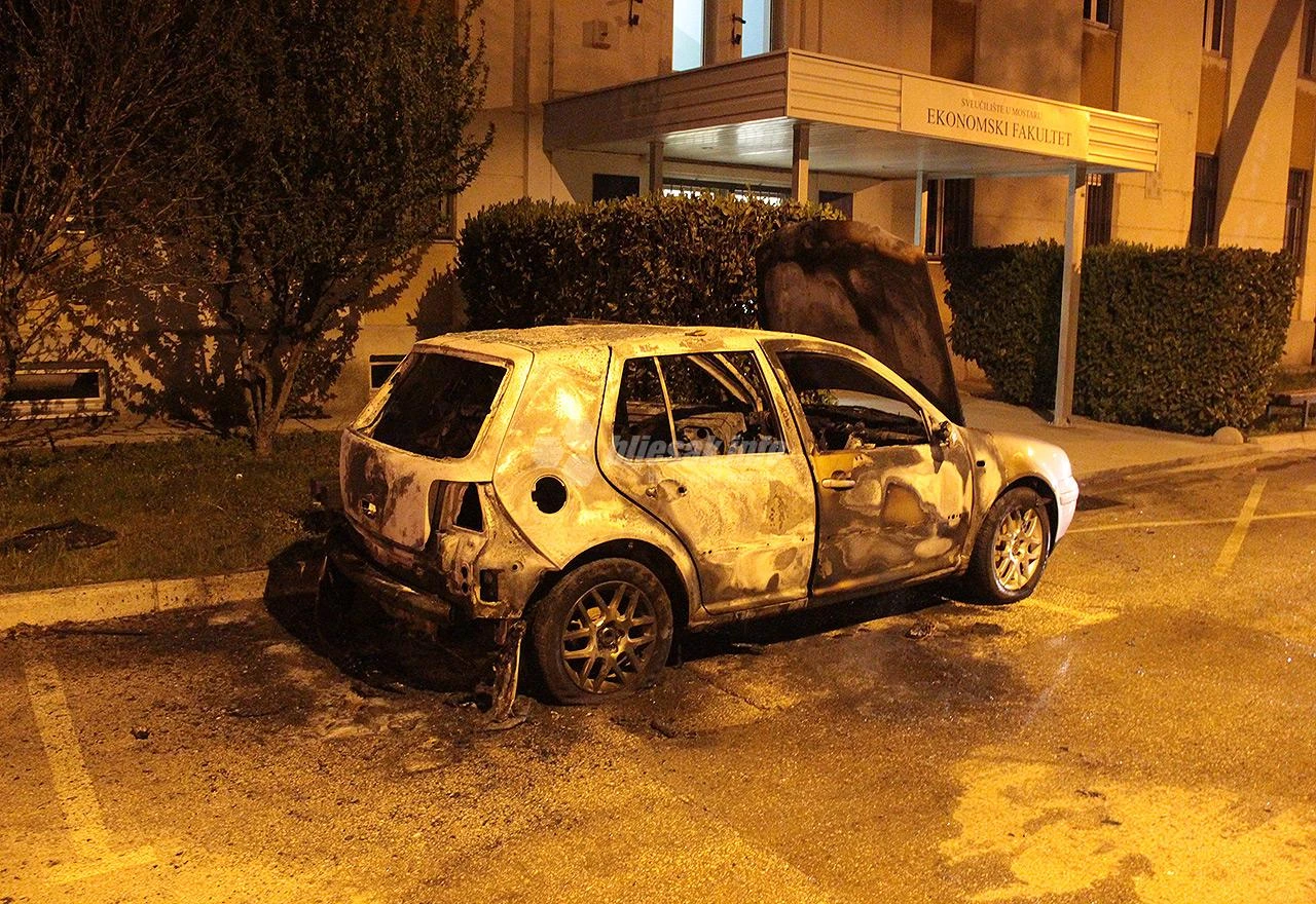 VIDEO | Mostar: Vatra progutala automobil na Sveučilištu