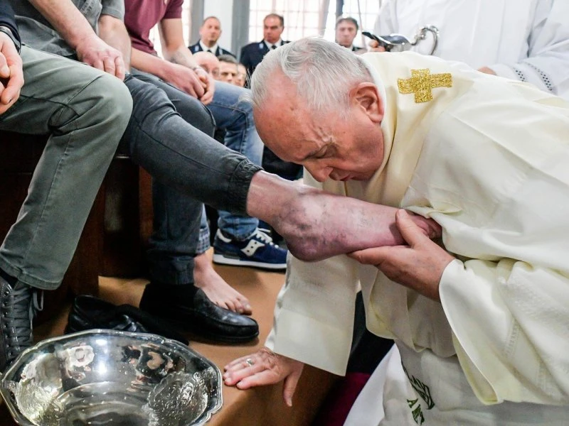 Papa Franjo tradicionalno na Veliki četvrtak oprao noge zatvorenicima