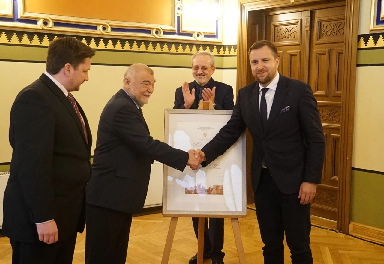 Mesiću uručeno priznanje u Sarajevu: 'Bilo je određenih nesporazuma, ali...'