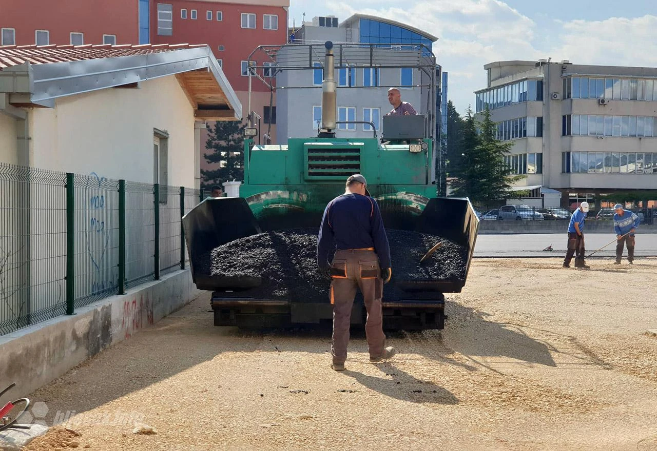 Mostar: Asfaltira se parking iza zgrade Federalne Vlade 
