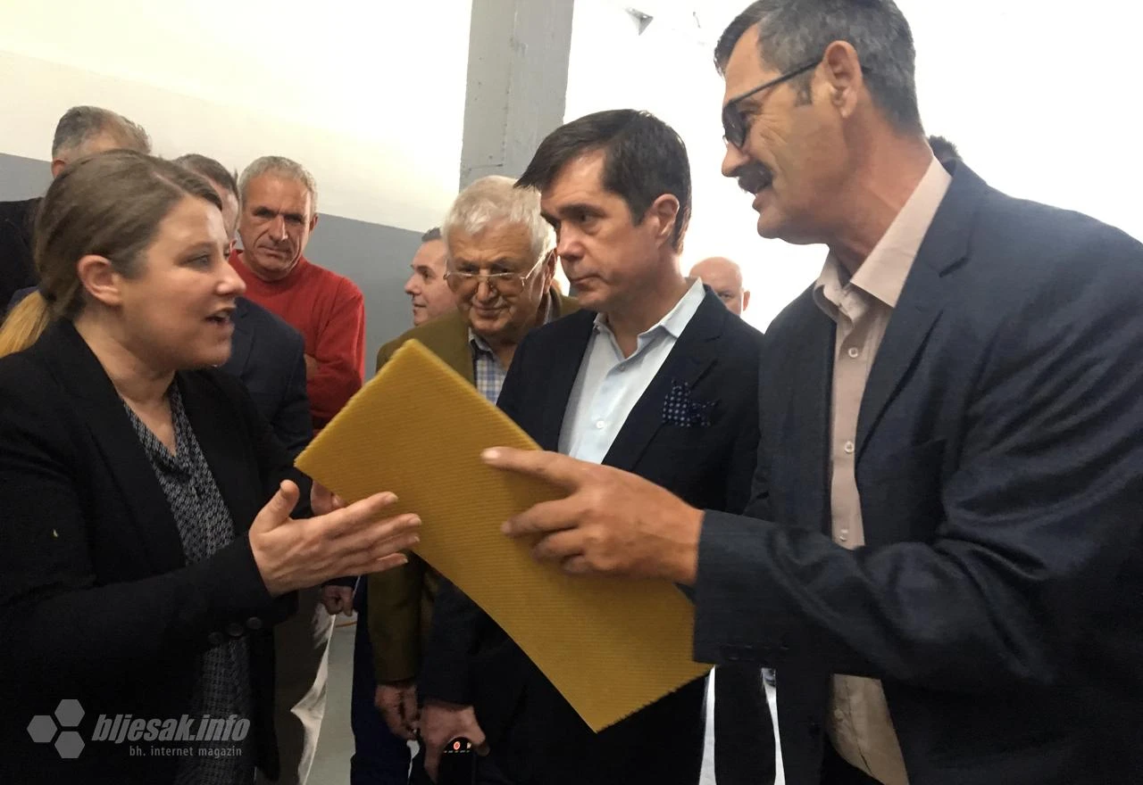 Hercegovačkim pčelarima stigao vrijedan stroj za prešanje voska