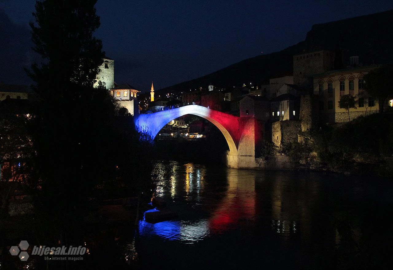 Stari most u bojama Francuske povodom požara u Notre Dameu