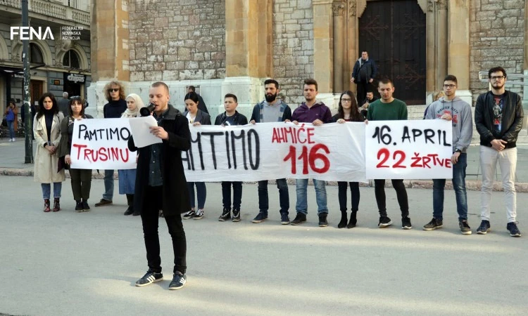 Ispred sarajevske katedrale obilježene godišnjice zločina u Ahmićima i Trusini