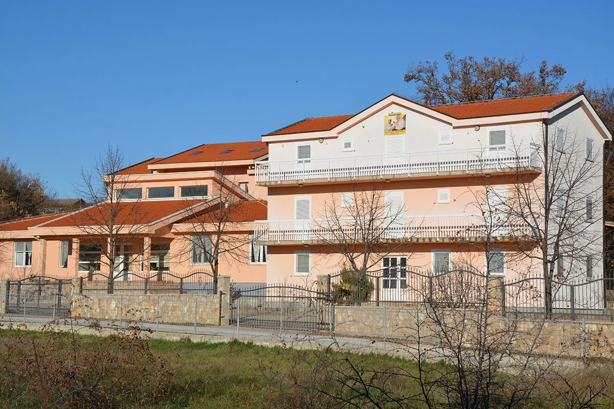 Sedam nekadašnjih štićenica Doma za nezbrinutu djecu brani hercegovačkog franjevca
