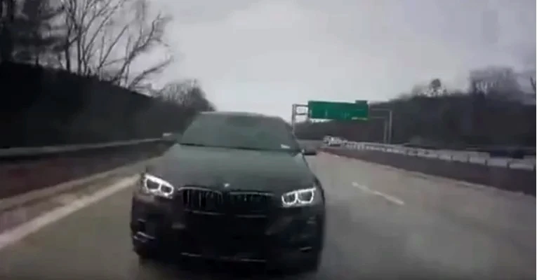 Nije gledao cestu pa se BMW-om zabio u stražnji kraj kamiona