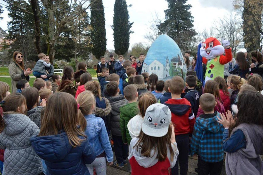 Ljubuški: U parku postavljena dvometarska pisanica
