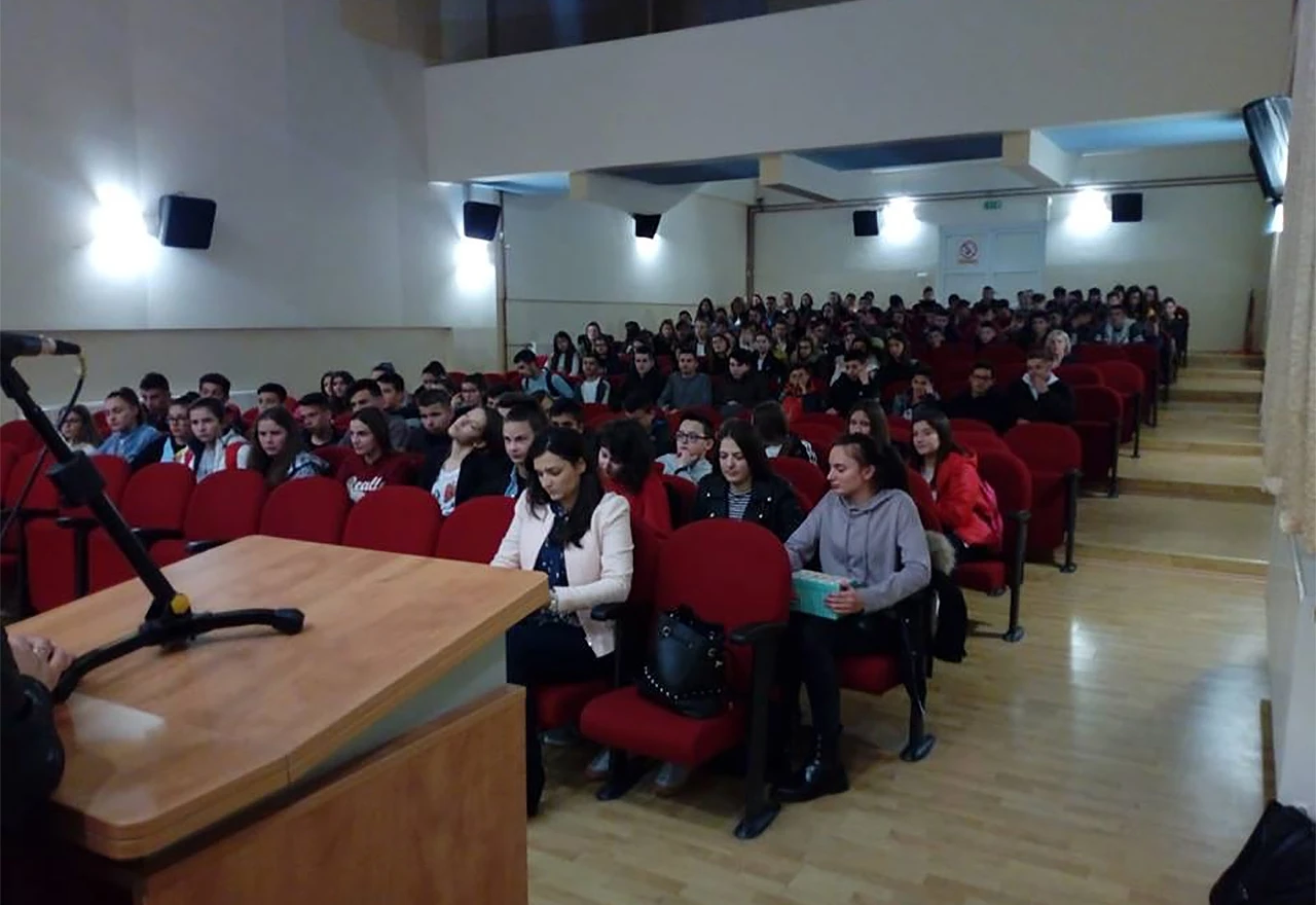 Članovi zajednice Cenacolo održali predavanje o paklu ovisnosti
