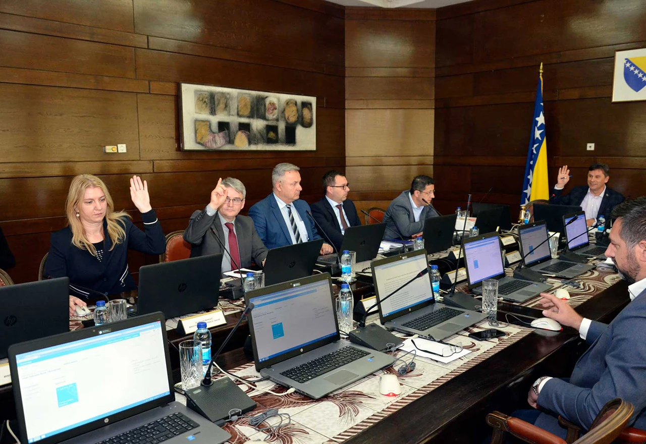 Vlada pred tužbom traži rješenje
