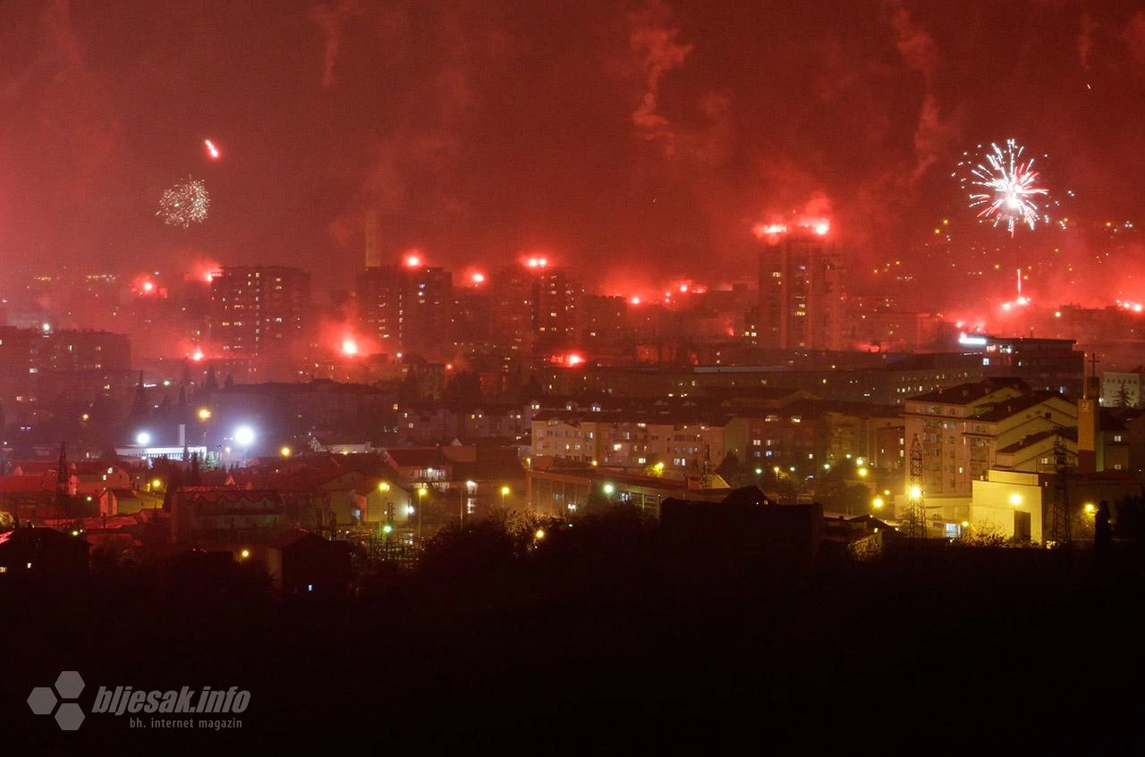 Ultrasi osvjetlili grad bakljama za svoj 25. rođendan