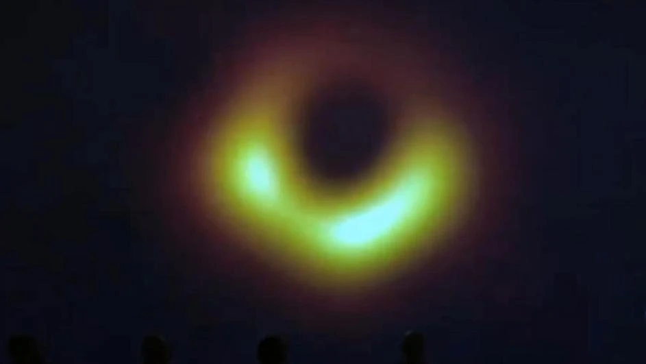 Prva 'fotografija' crne rupe