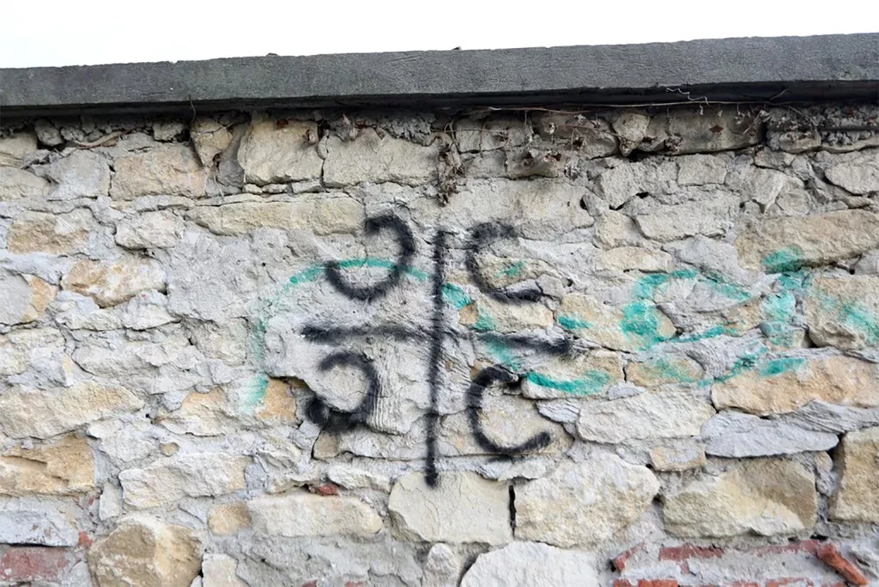 Kukasti križ i četiri 'S' na banjalučkoj džamiji
