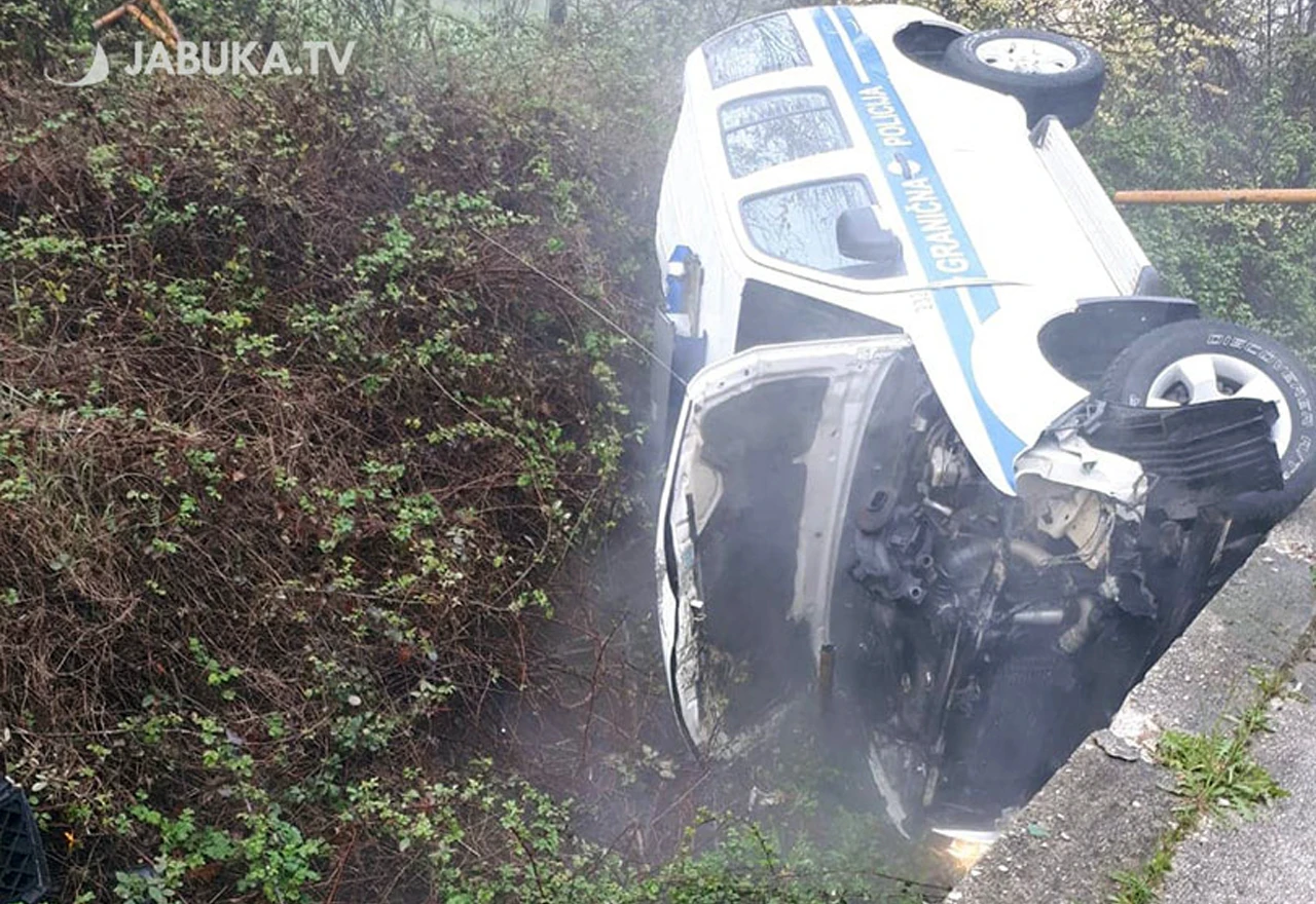 Grude: Vozilo Granične policije BiH završilo u jarku