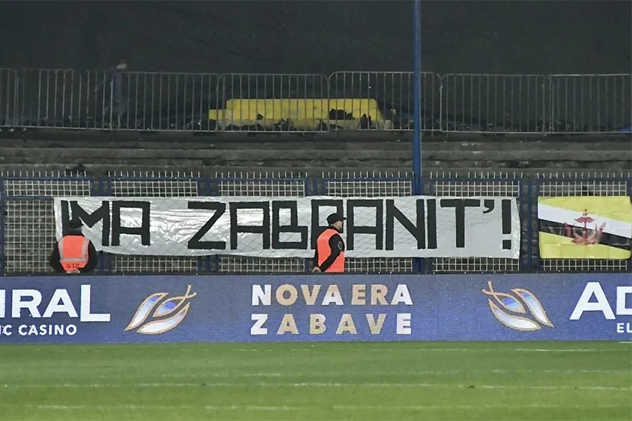 Navijači u Sarajevu izložili veliki transparent ''Ima zabranit'!'' i zastavu Bruneja