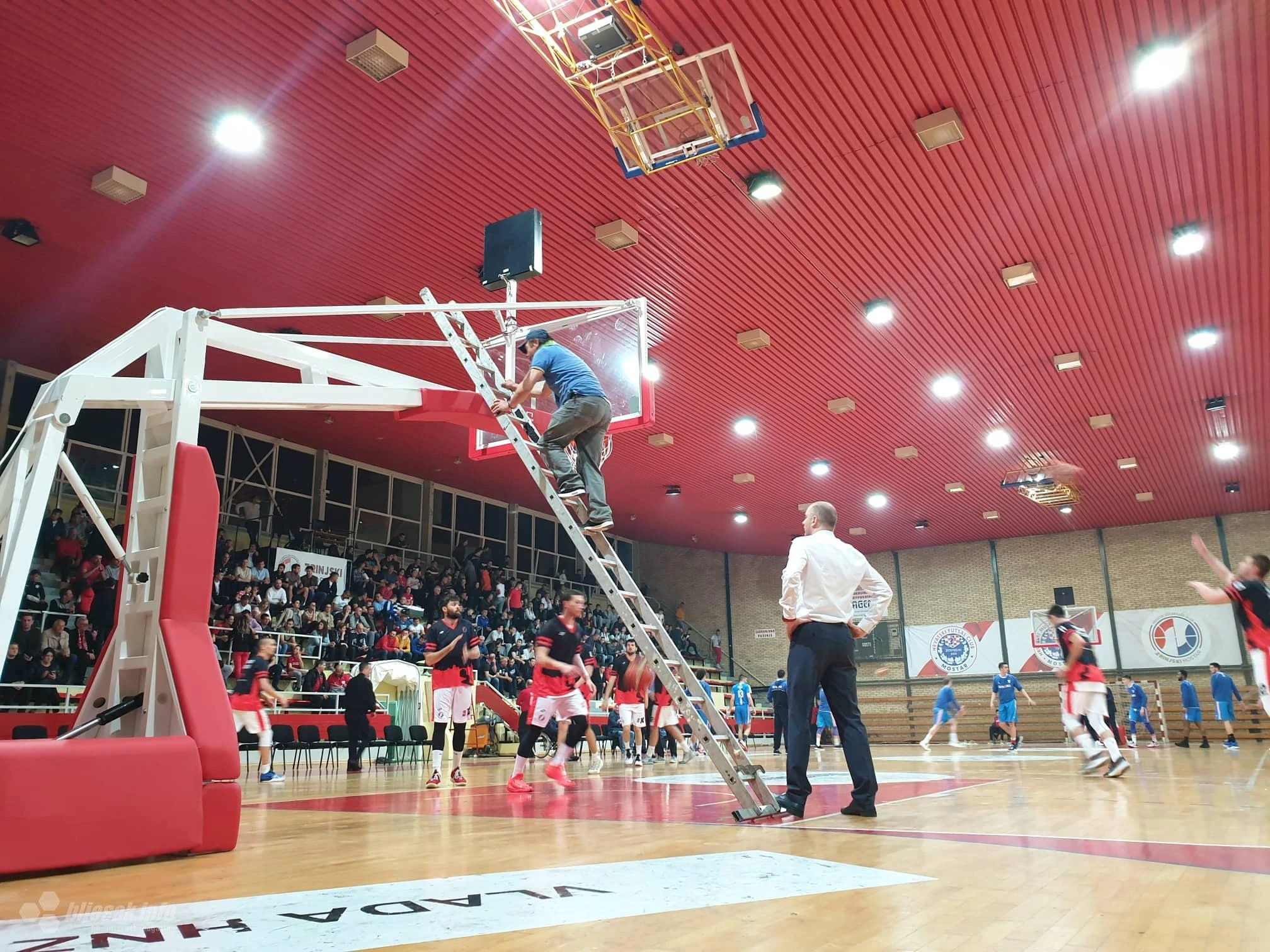 VIDEO | Semafor odgodio utakmicu u Mostaru