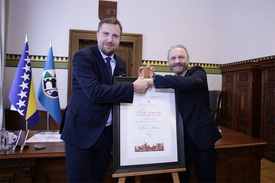 Frontmanu Iron Maidena Bruceu Dickinsonu uručeno priznanje počasnog građanina Sarajeva