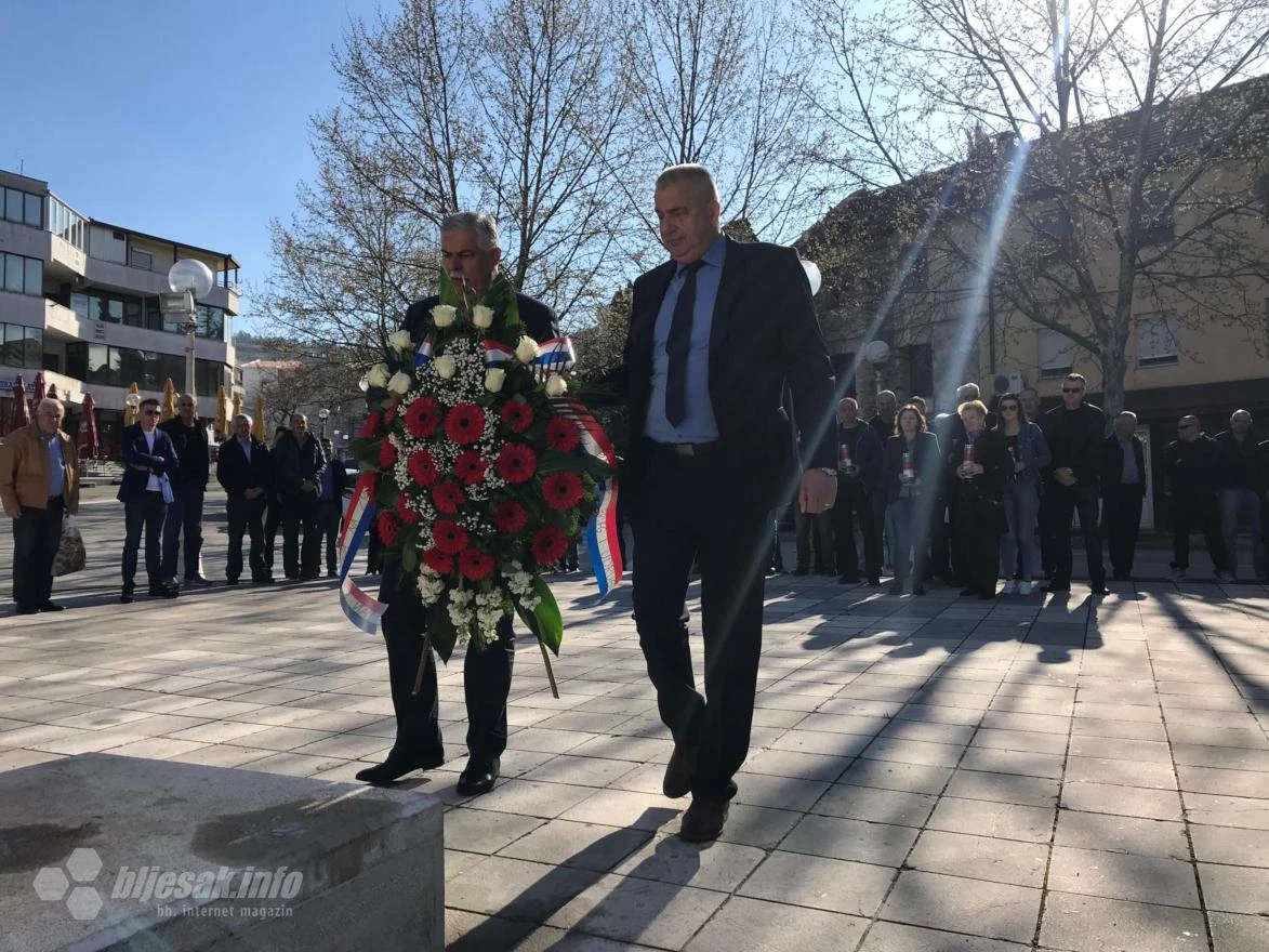 VIDEO | Sirene za uzbunjivanje i vijenci za poginule u raketiranju Širokog Brijega
