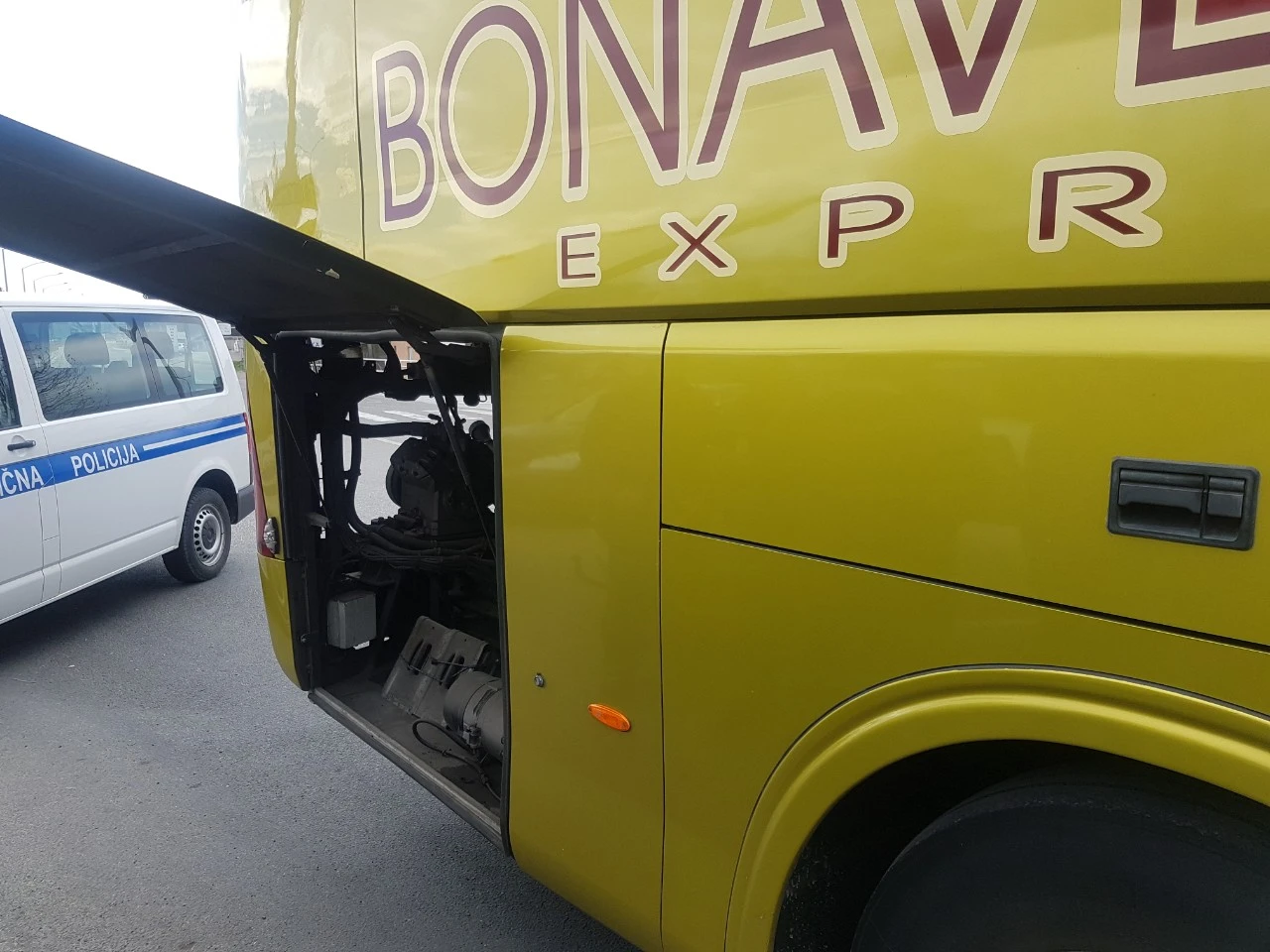 Otkriveni migranti koji su se krili kraj motora autobusa