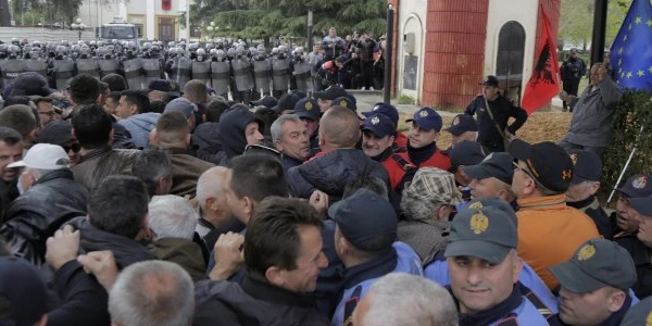 Kaos na ulicama Tirane: Letjele i dimne bombe