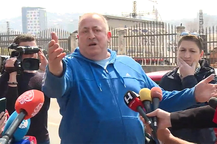 VIDEO | Bivši borac novinarima: Ovako se pravi država, jel? Hajde bježi ba, sram vas bilo i stid!