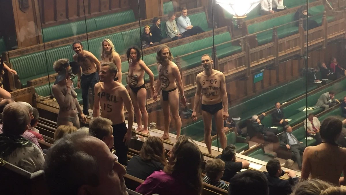 Striptiz ekoloških aktivista u britanskom parlamentu