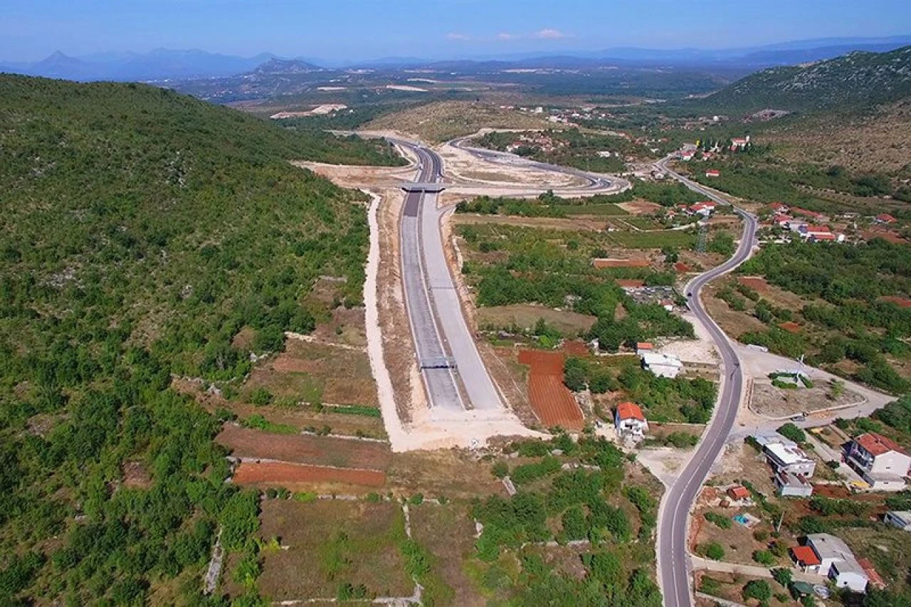 Građani skupo plaćaju ceste, a sredstva odu za krpljenje proračuna